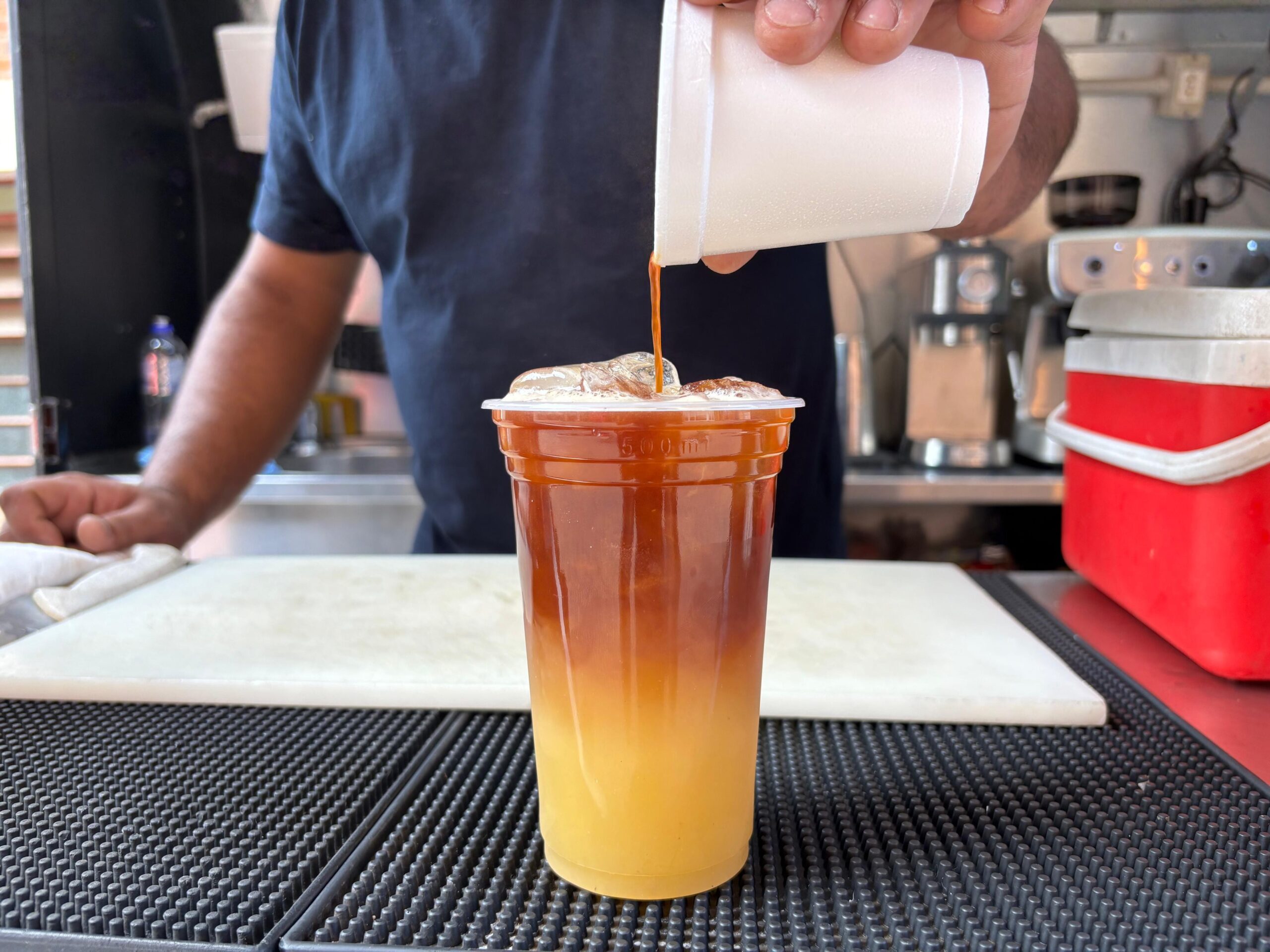 Café com caldo de cana? Conheça a bebida bifásica que viralizou na internet