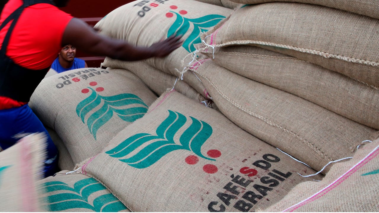 Volume diário de embarques de café não torrado e torrado registra queda no...