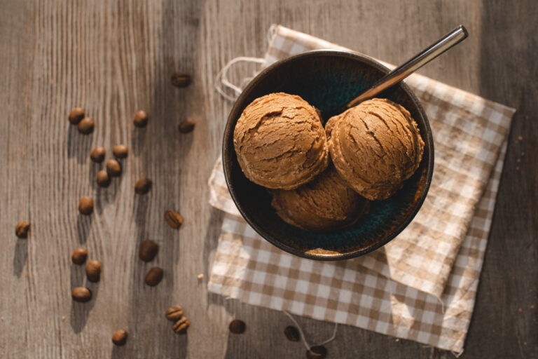 Sorvete de café fácil transforma sobras da bebida em sobremesa