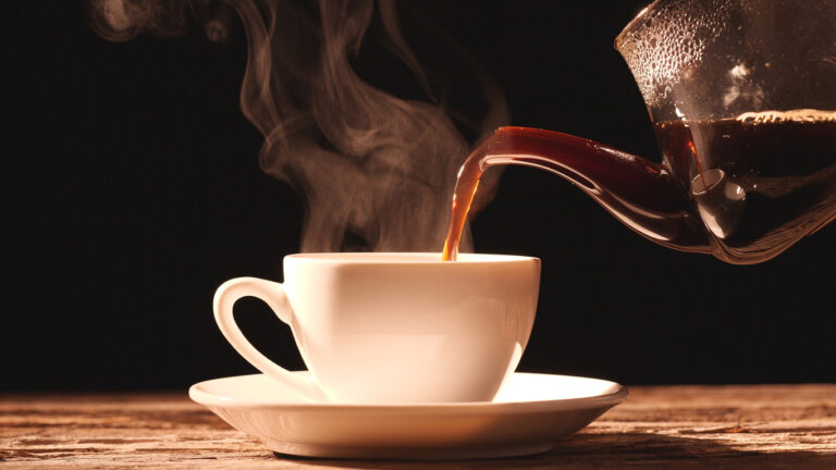 A xícara de café pode impactar o sabor e a experiência da bebida?
