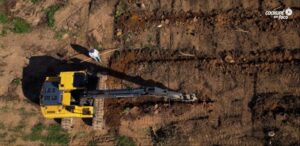 Sulcagem mecanizada no plantio de café amplia eficiência na renovação de lavouras de montanha