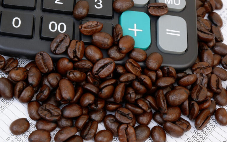 Preços do café atingem níveis históricos em 2025, aponta Cepea - Hub do Café