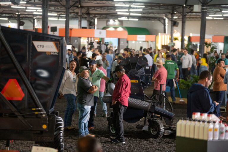 Com as flutuações do preço do café, agricultores investem em financiamentos garantidos na Feira do Cerrado 2026.