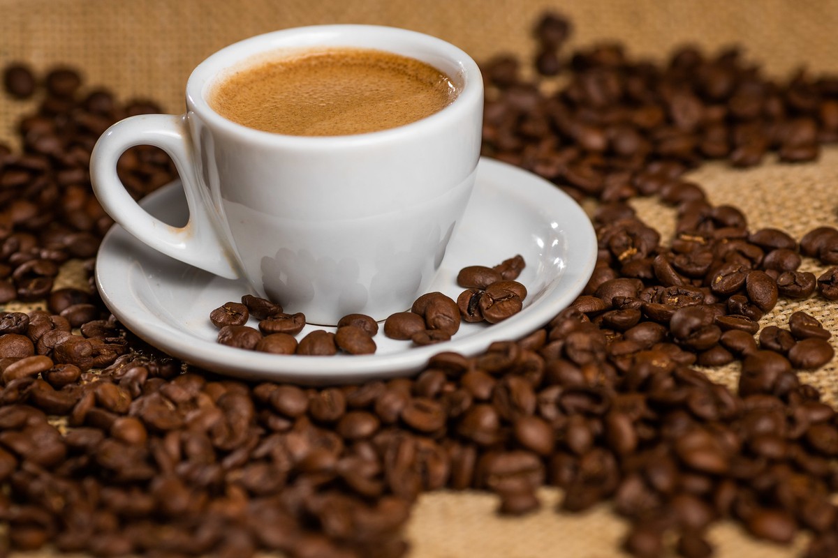 Consumo de café no Brasil diminuiu em 2025, mas aumento nos preços impulsionou receita da indústria.