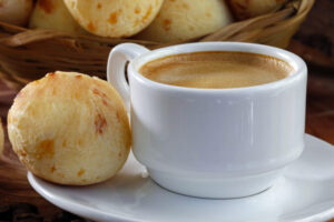 Pão de queijo com café: 5 combinações que surpreendem - Hub do Café