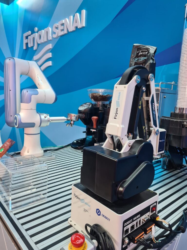 Robô barista brasileiro prepara oito tipos de café com precisão