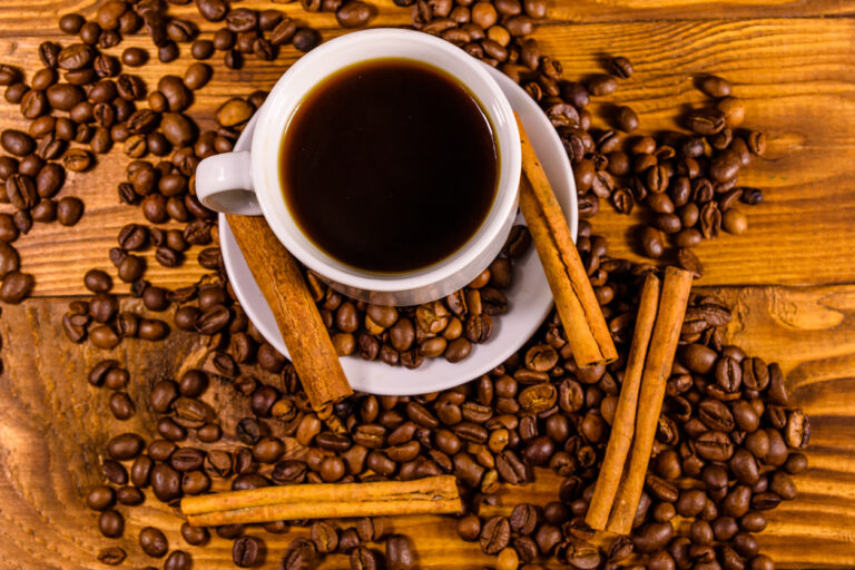 Café com canela pode oferecer vantagens para o metabolismo e aumentar a energia durante o dia.