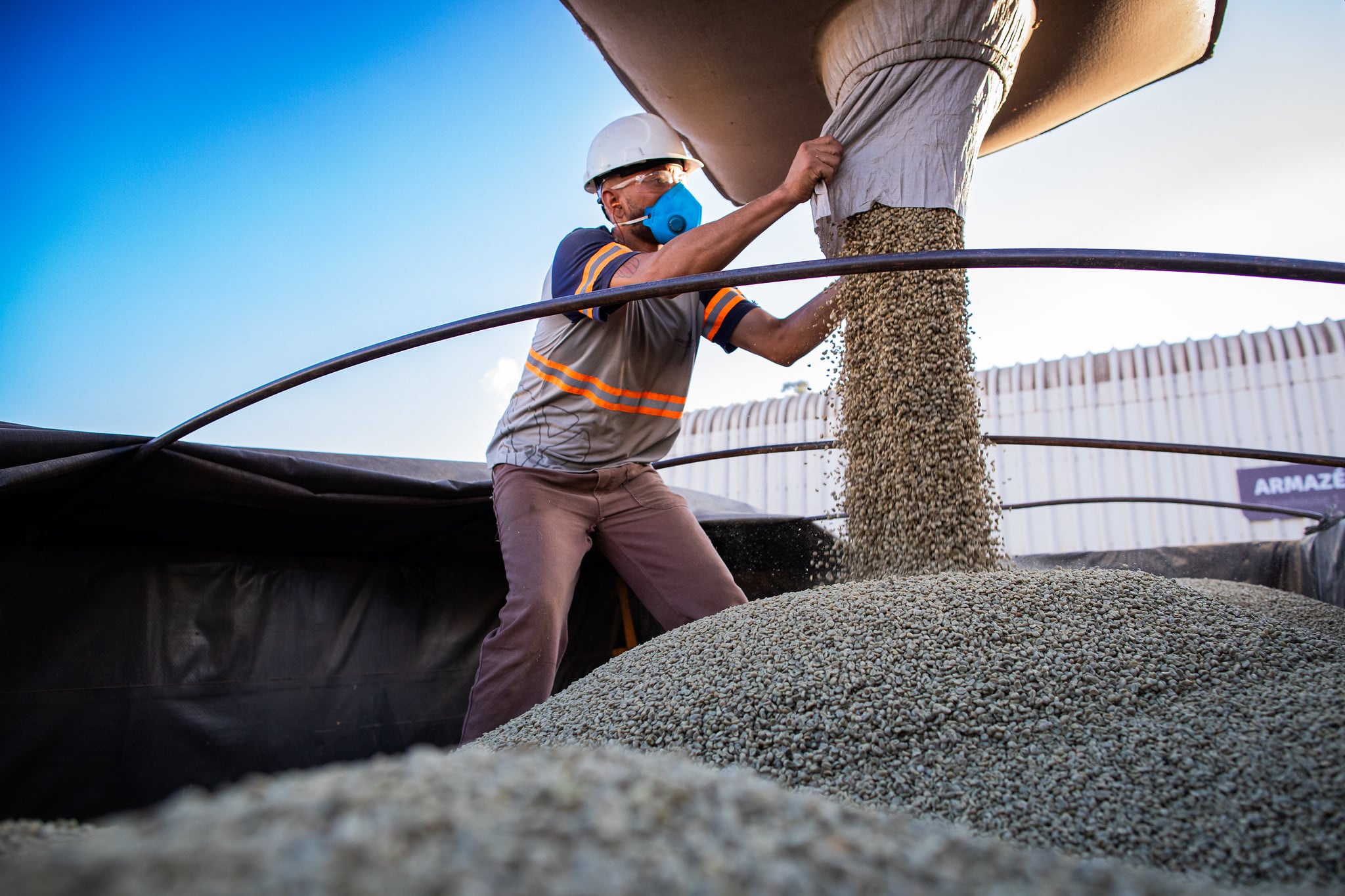 Café fecha em alta com apoio do câmbio, mas mercado segue em alerta com...