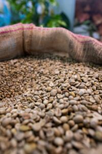 Café fecha em forte baixa com mercado já precificando entrada da safra...