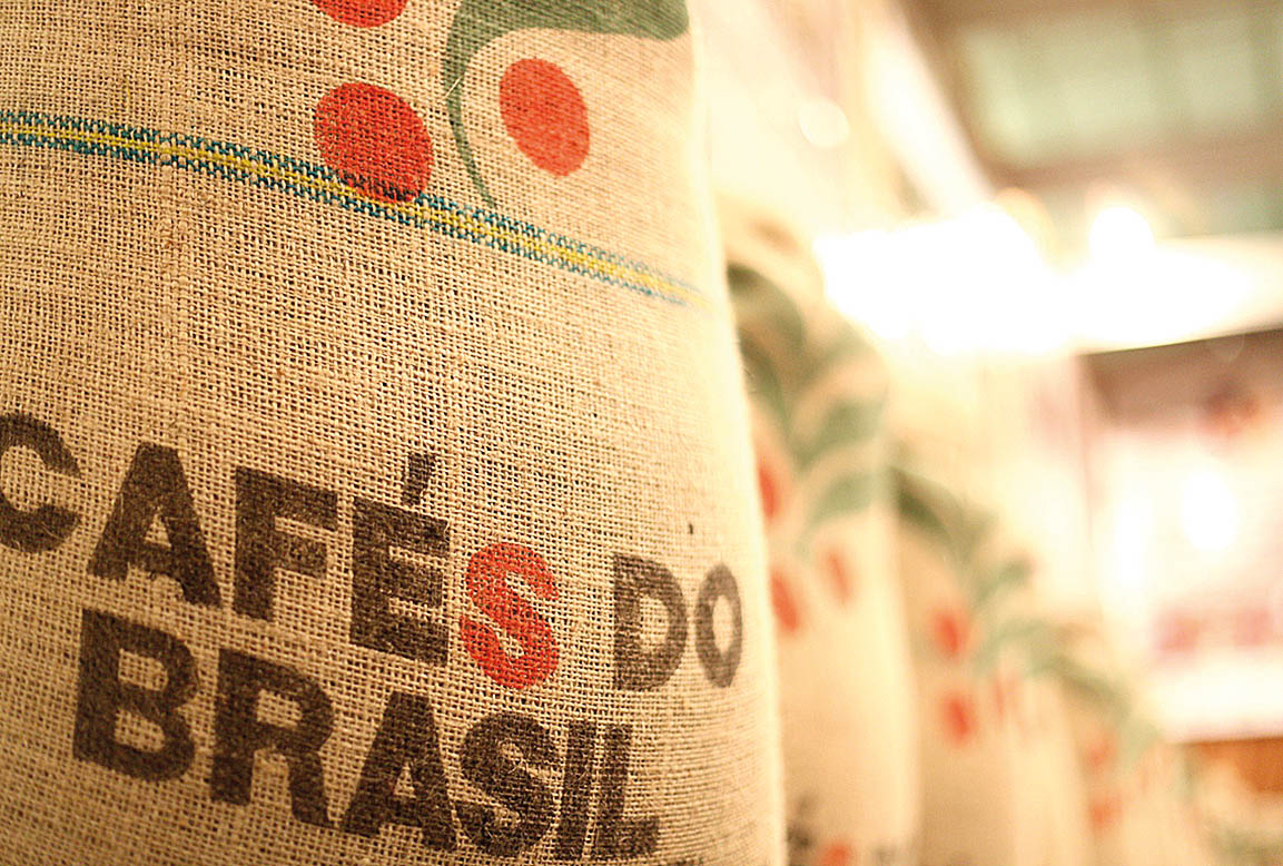Café inicia quarta-feira em baixa devido ao avanço da colheita e pressão nos mercados financeiros.