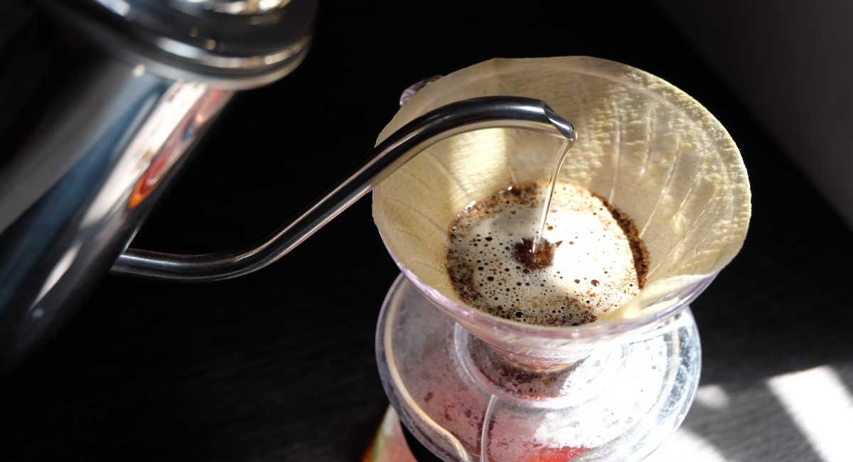 Pesquisadores revelam o ‘segredo’ para preparar o café coado ideal; descubra qual é.