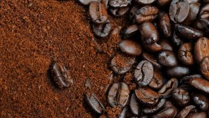Café segue pressionado, mas reduz perdas com suporte do mercado físico