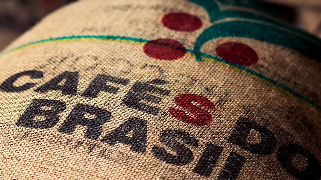 Café encerra em queda devido ao progresso da colheita e à realização de lucros nas bolsas.