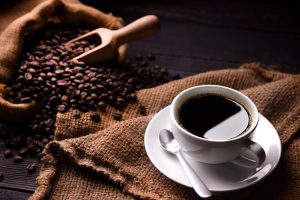Chuvas durante a colheita impulsionam café e bolsas encerram o dia com...
