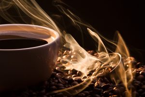 Café abre a 5ª feira em queda nas bolsas e mercado acompanha clima