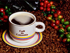 Produção de café na Colômbia diminui 23% em julho devido a condições climáticas.